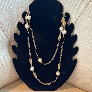 Vintage Elegant Gold and Pearl Necklace